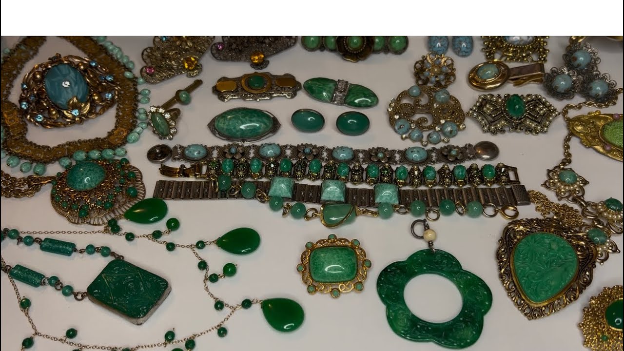 Зелёное стекло, имитирующее резной джадеит, — как бижутерия говорит языком высокой моды и Востока.