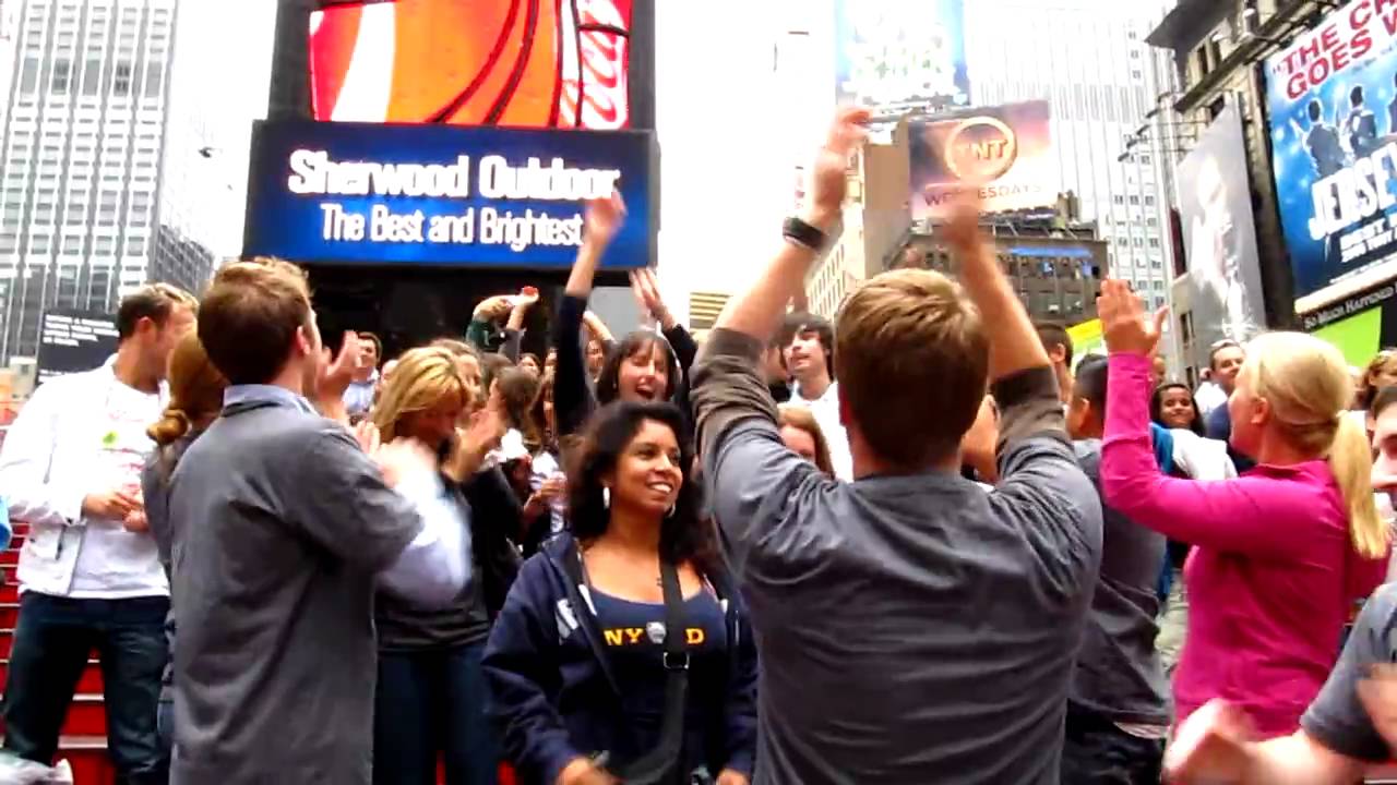 Times Square Yahoo Yodel! - YouTube