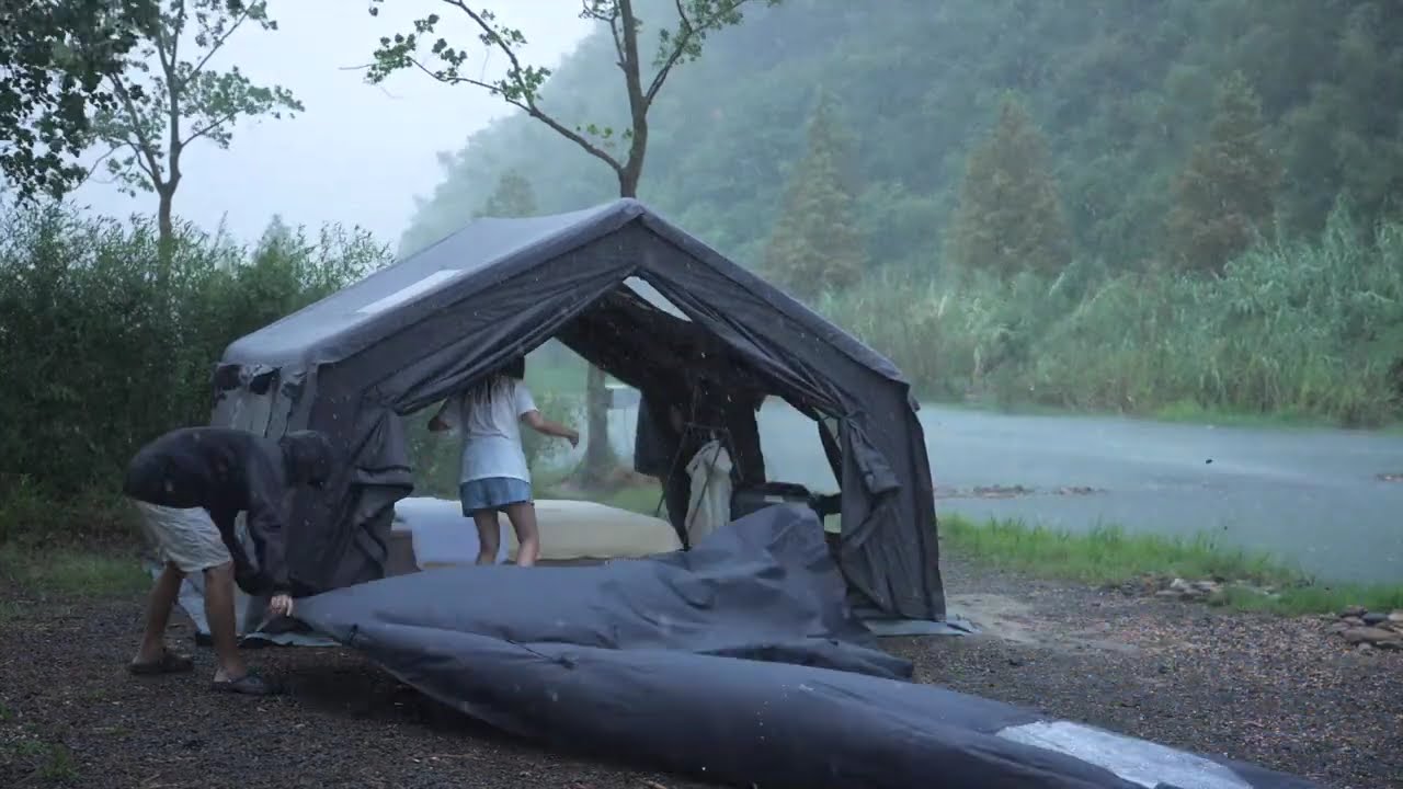 Couple Rain Camping🌧️⛺  Inflatable Luxury Tent, Off Grid BBQ & Relaxing Nature