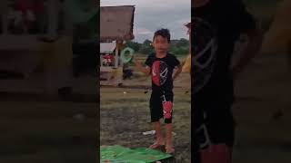 Bermain Layang-Layang Burung Hantu Di Pantai