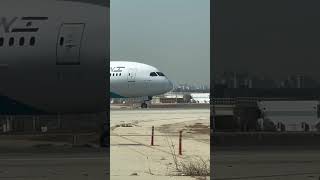 אל על בואינג 787 מתיישר על מסלול 26 לפני המראה בשדה התעופה בן גוריון #automobile #aviation #tlv