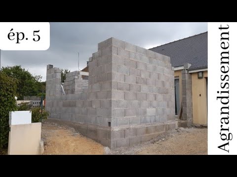 Vidéo: Comment fixer un toit à un bâtiment en parpaings ?