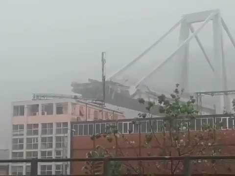 იტალიაში 45 მეტრის სიმაღლის ხიდის ავტომაგისტრალზე ჩამოინგრა