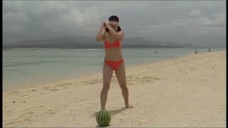 綾瀬はるか 水着でスイカ割