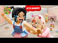 Zwillinge Beißen Daisys Hand Um An Ein Spielzeug Zu Kommen Aber Roblox Familien Rollenspiel Zwillinge Beißen Daisys Hand Um An Ein Spielzeug Zu Kommen Aber Roblox Familien Rollenspiel