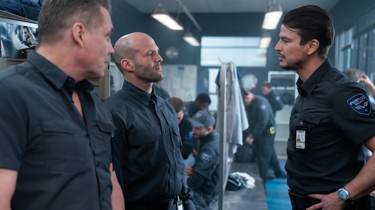 بيتنكر في زي حارس ضعيف وبيسخروا منه ولكن تبين انه رئيس عصابه خطير بيخطط للانتقام من اللي قتل ابنه/