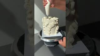 Decorate an abstract squiggly cake! 🖤 #cakedecorating #cakeseries #cake #buttercreamcakes #baking