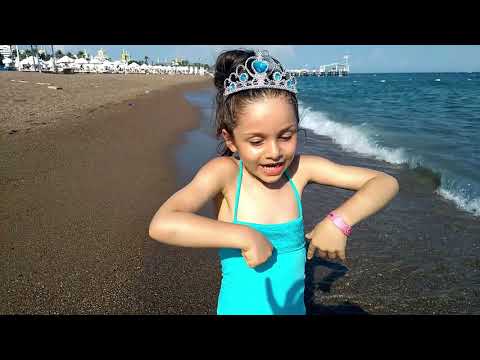 KARLAR KRALİÇESİ ANTALYA'DA PLAJA KAR YAĞDIRDI. Eğlenceli çocuk videosu