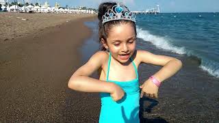 Karlar Krali̇çesi̇ Antalyada Plaja Kar Yağdirdi Eğlenceli Çocuk Videosu
