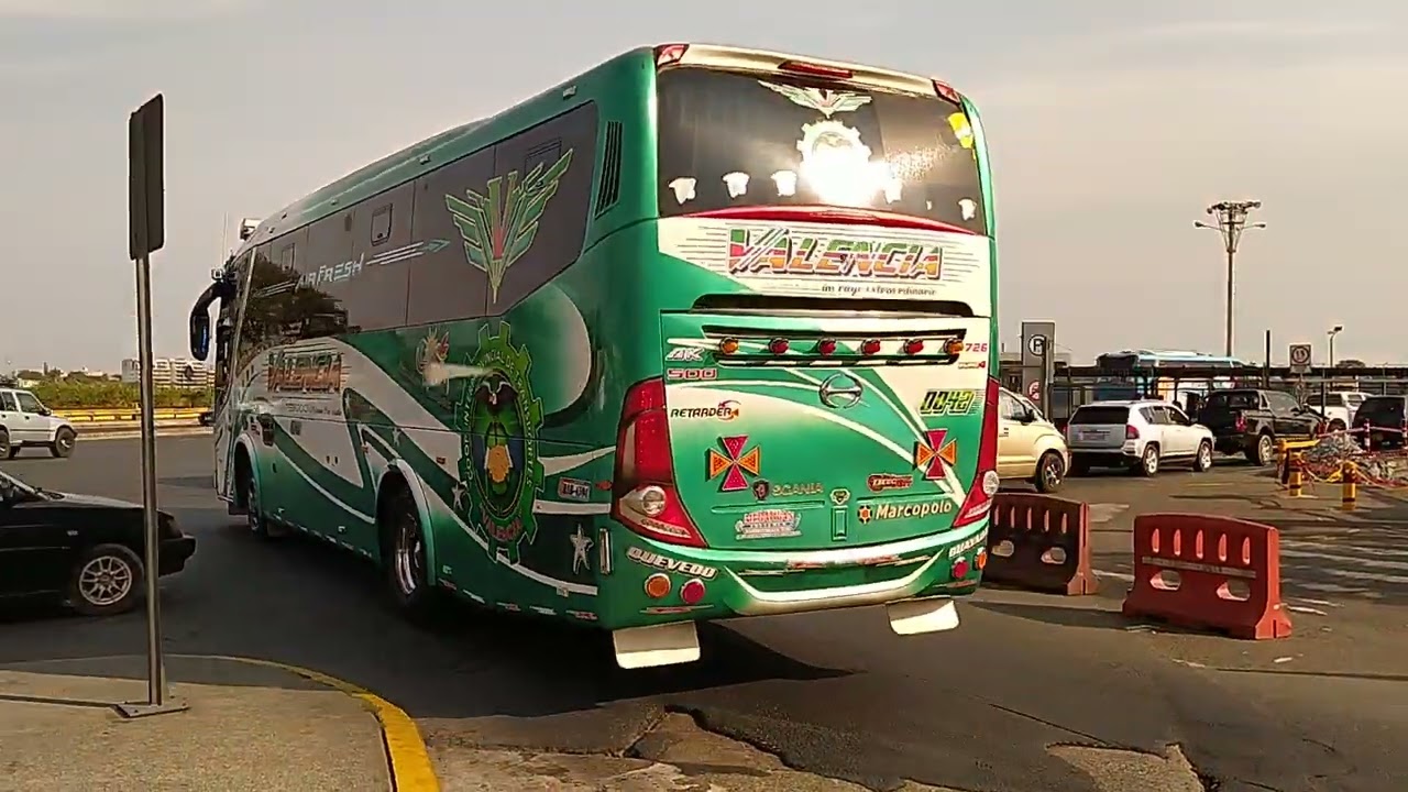 Varias Unidades Recorriendo Rutas Ecuatorianas