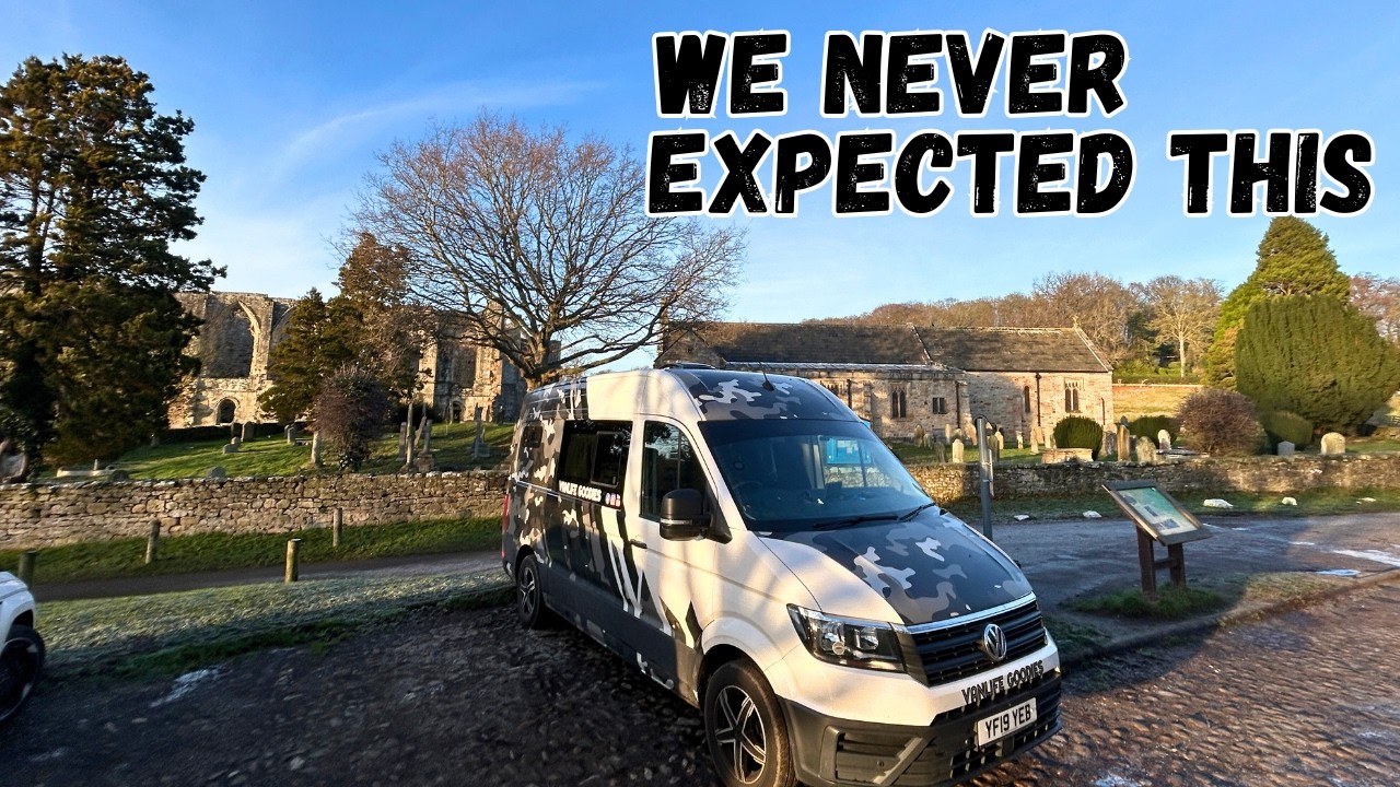 Замок, аббатство и бесплатная парковка на берегу реки.