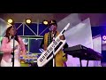 Sofía Pérez junto al mezclador de la Bachata en de extremo a extremo por digital 15