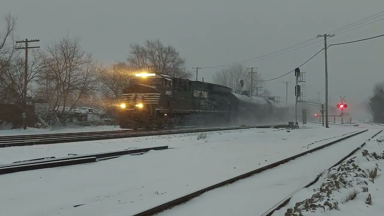 CP 253 with NS 3665 & 4172 passes Spualding on the Elgin Sub