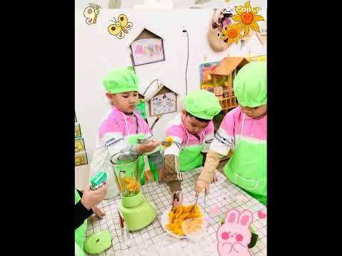 Bé tập làm sinh tố xoài