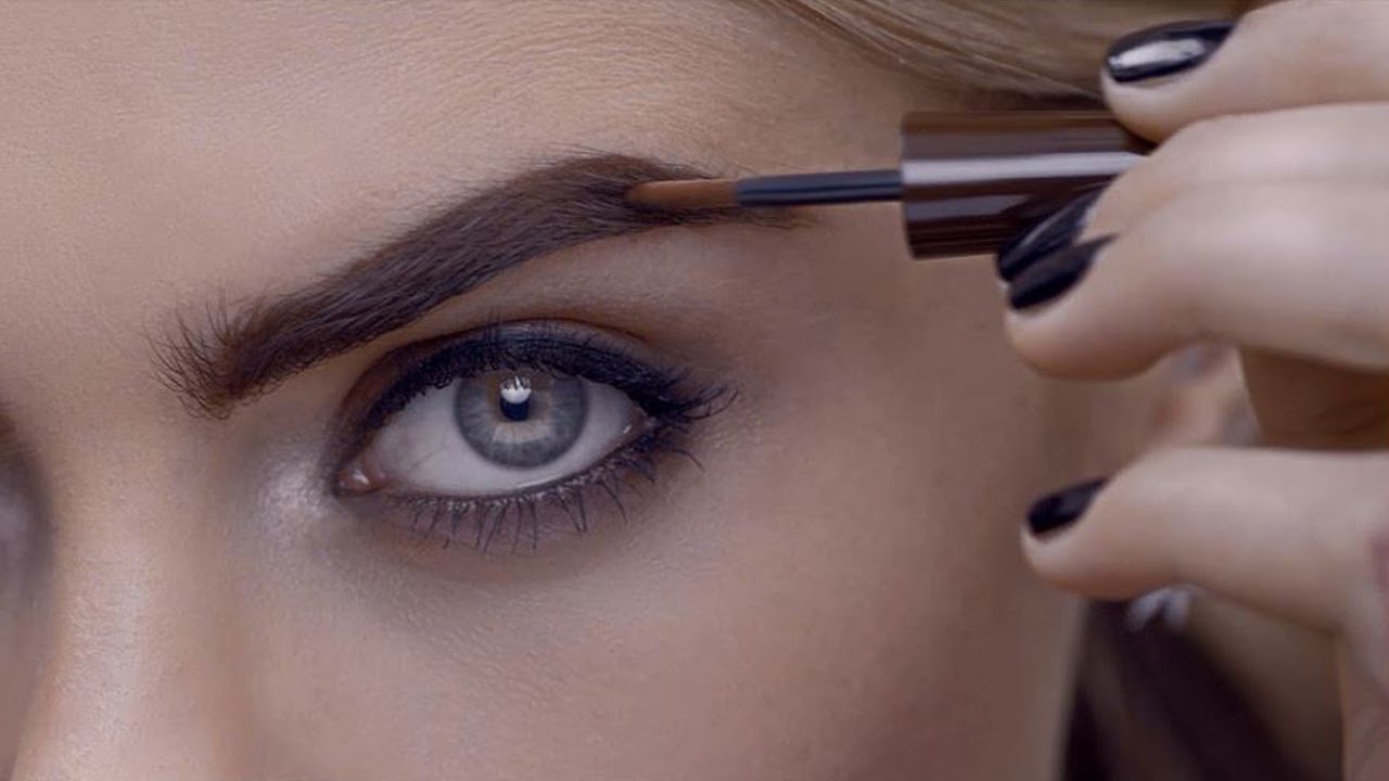 Poudre comblante Brow Shake avec Cara Delevingne - 15S French TV Ad