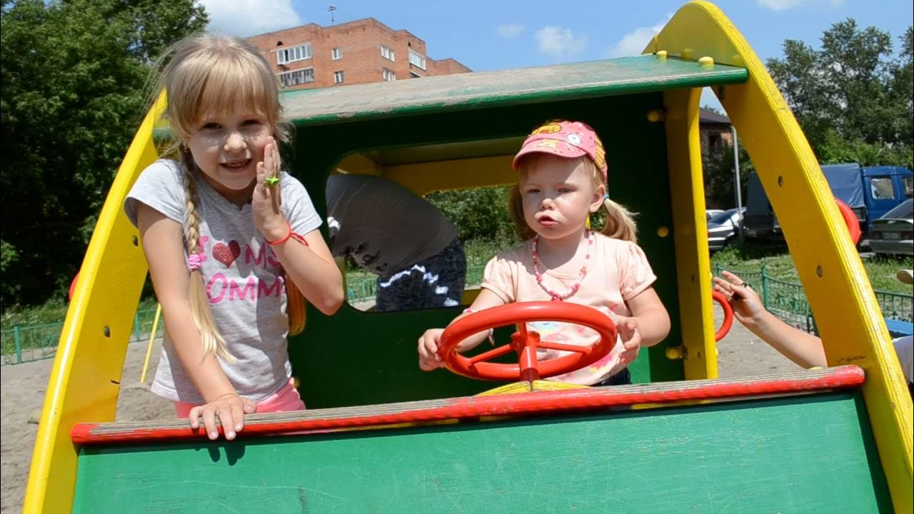 Можно ли играть на площадках. Дети на детской площадке. Детская площадка с детьми. Девочки на детской пло. Дети играются на площадке.