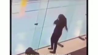 Bir Türlü Girişi Bulamayan Ve Cama Çarpan Kız