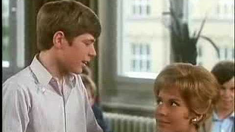 Klein sein. Ив кляйн французский художник. Топ кельвин кляйн зеленый. Robert n. Calvin klein jeans logo.