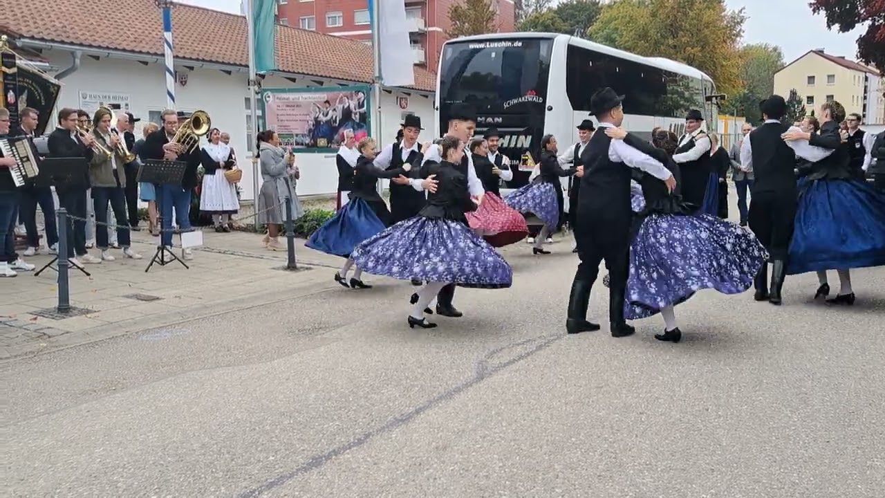 Auftritt der Takser Tanzgruppe aus Ungarn vor dem Haus der Heimat in Moosburg 