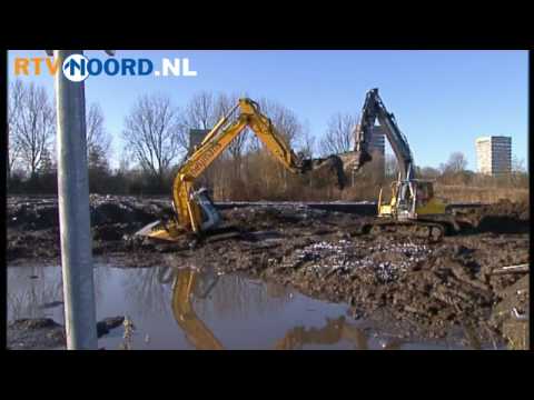 GRONINGEN - Bij werkzaamheden op het Europapark in Groningen is maandagmorgen een graafmachine weggezakt in drijfzand. Waarschijnlijk heeft de machinist niet goed opgelet, want er staan waarschuwingsborden voor het drijfzand. De wegzakkende graafmachine trok veel bekijks van voorbijrijdende automobilisten.