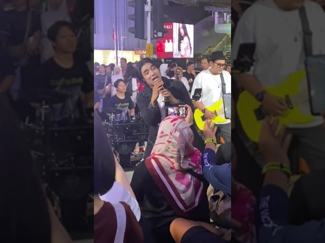 Charly St12 - Bukan ku Tak Sudi ( Busking Bukit Bintang , Malaysia ) class=