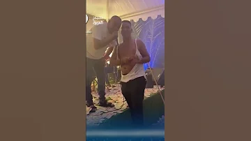 في ليبيا شبان يبعثرون مبالغ مالية كبيرة على الأرض 
