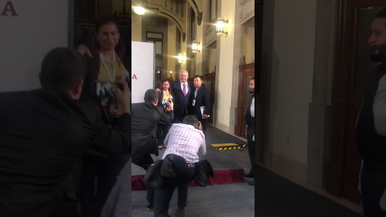 EL PERIODISTA COREANO SÍ SE TOMÓ LA FOTO CON AMLO censuration definition