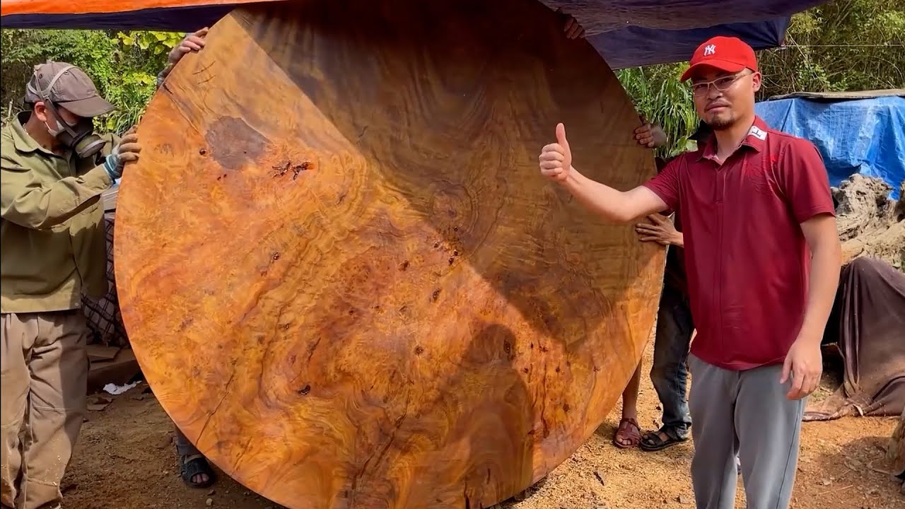 From Monster Log To Masterpiece  7 Strong Men Build The World’s Largest 500-Year-Old Wooden Table