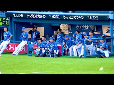 阪口皓亮の誕生日報告をバックにヤクルトの守備練を眺めるベイスターズナイン 横浜DeNAベイスターズ 2023/8/15