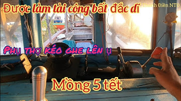 Mồng 5 tết, phụ thợ kéo ghe lên ụ. Được làm tài công bất đắc dĩ