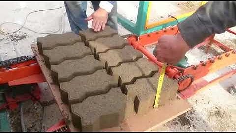 QT4-20 hydraulic pressure & vibration concrete cement interlock brick block making machine in Peru