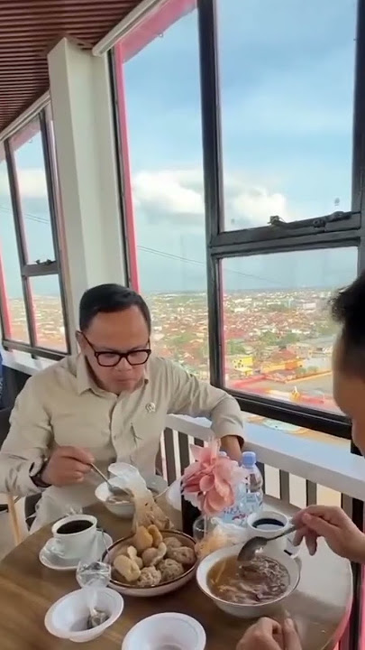 Makan pempek dari ketinggian, 60 meter di atas Jembatan Ampera      #jembatanampera #palembang
