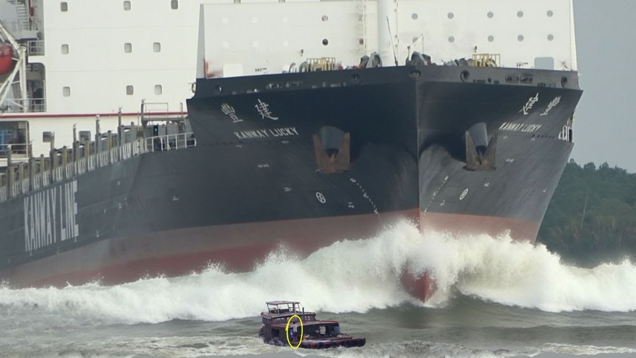 ⚠️ Incredible Power – 2-Meter Waves From a Fast-Running Container Ship