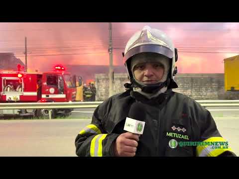 Incêndio de grandes proporções consome depósito de material reciclável no bairro Santa Tereza