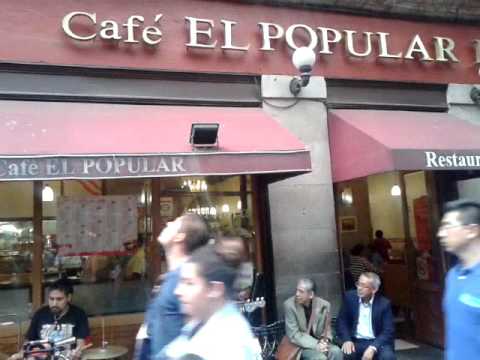 LAS HOJAS MUERTAS. En cafe "El popular".