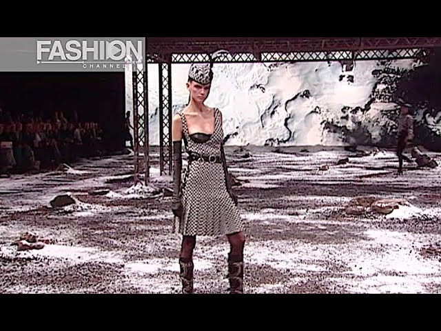 ALEXANDER MCQUEEN Fall 2003 2004 Paris - Fashion Channel