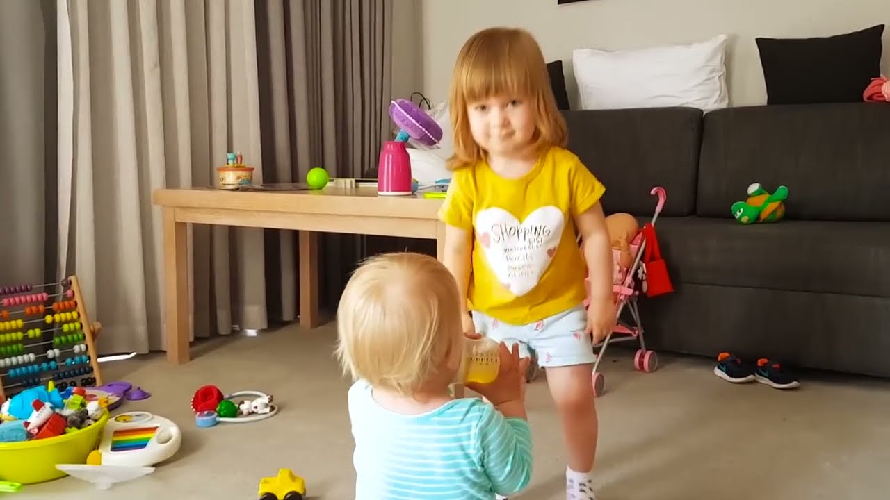 La bambola prepara una bevanda alla frutta con la mamma