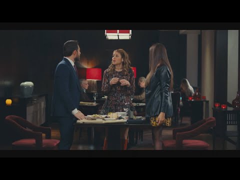 مرات طارق شافته قاعد مع لؤلؤ في المطعم