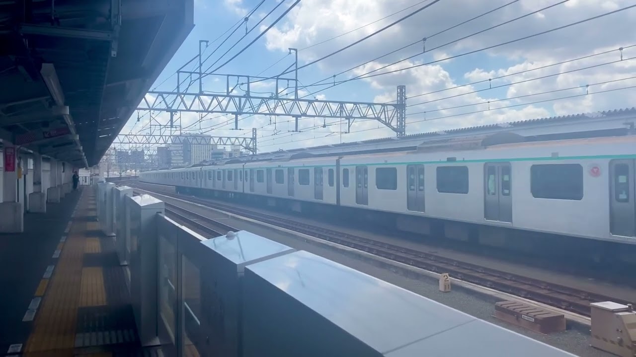 Den-en-toshi line train running through Futago-tamagawa station