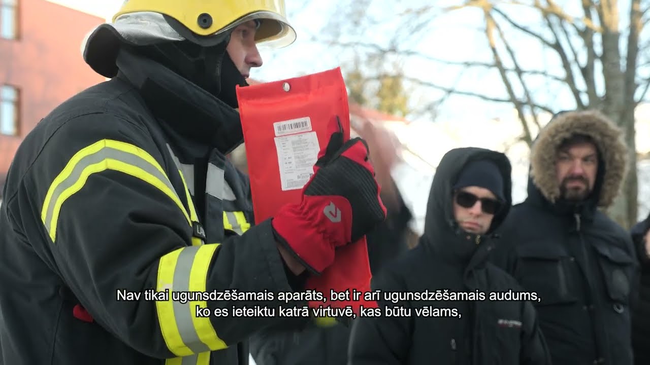 Talsu Kristīgās vidusskolas skolotāji mācās un atkārto, kā pareizi lietot ugunsdzēšamos aparātus