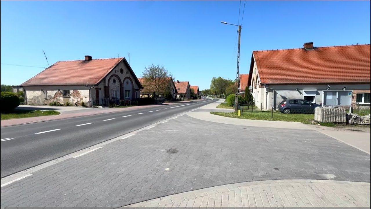 Показал как живут простые люди.Вот как может быть в небольшом городе.Почему мы  так не могли ?