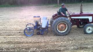 planting corn 2012 with ford 309 and IH 424