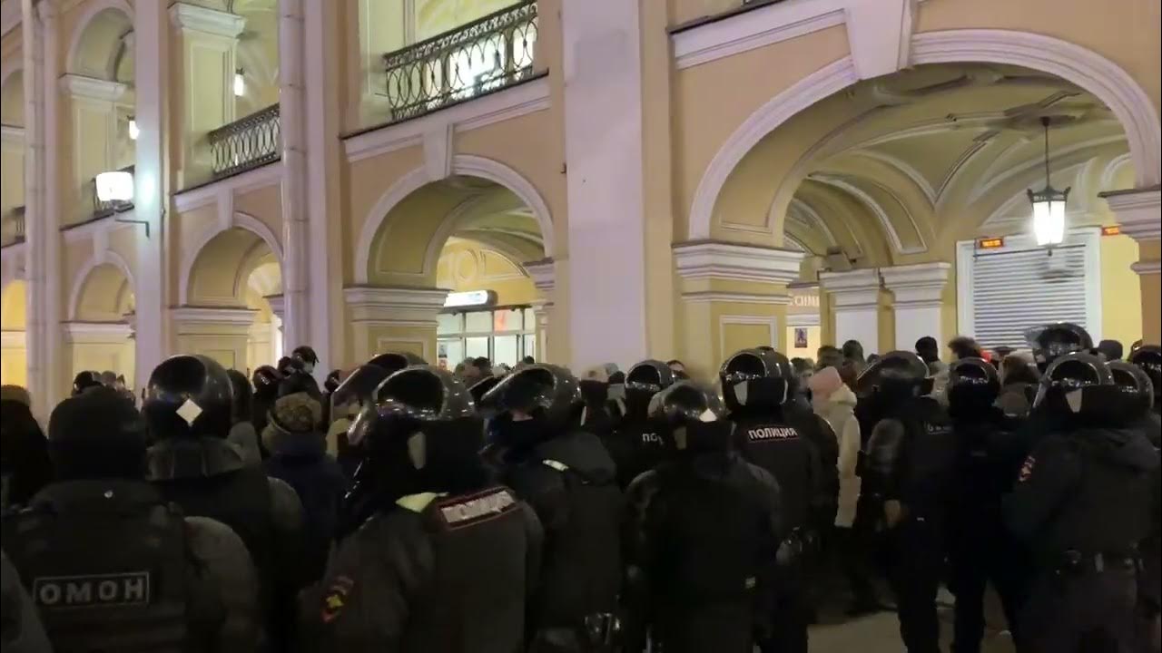 Митинг в петербурге 27 февраля. Митинг в СПБ. Митинг Гостиный двор. Антивоенный протест в Петербурге. Митинг в Питере 27 февраля.