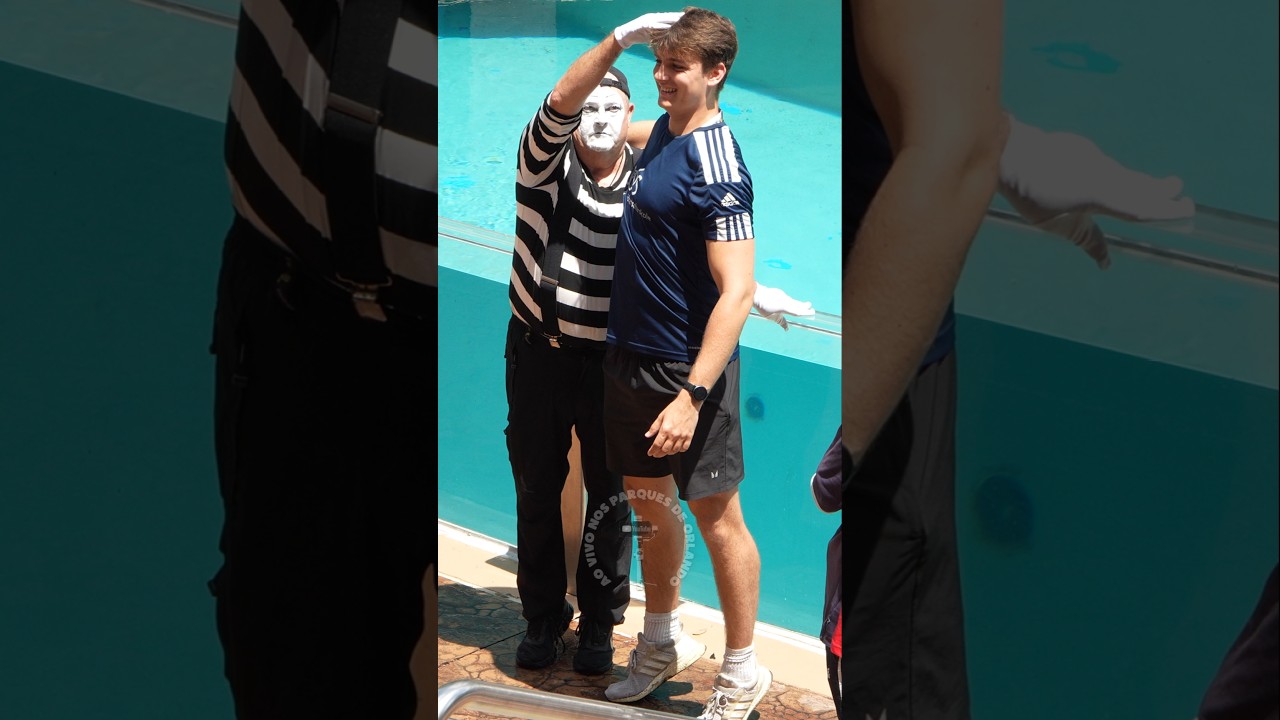 Tom o mímico incomodado com a altura deste rapaz 😮😲😂🤣 #tomthemime #seaworldmime