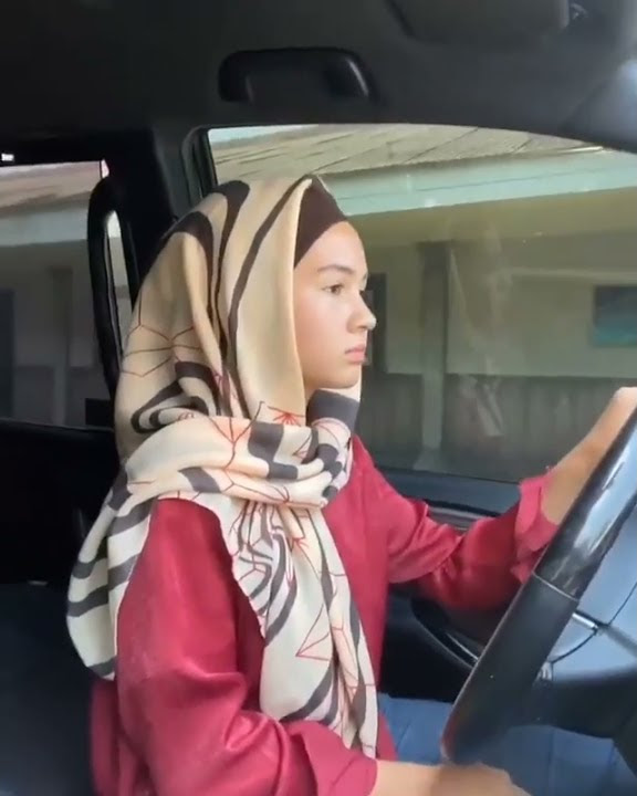 Sandrinna Michelle nyetir mobil sendiri