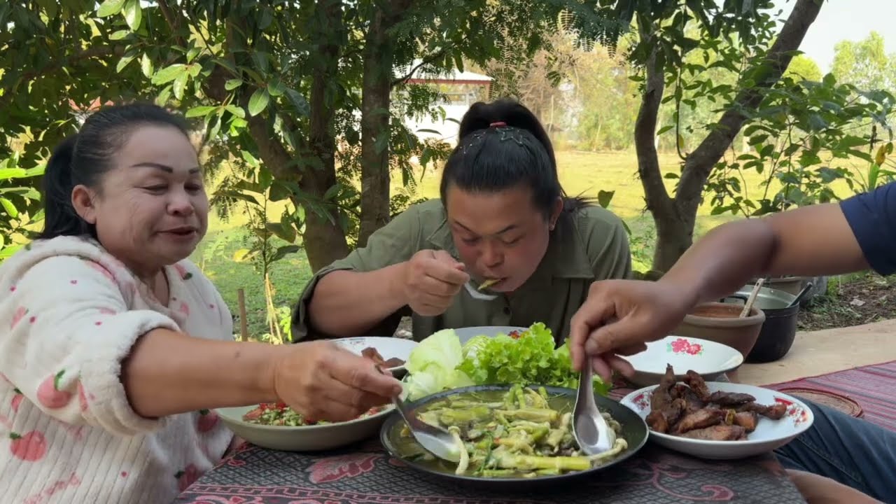 แกงหน่อไม้สดๆจากกอใส่เครื่องแน่นๆสูตรที่แม่สอน ทุกคนได้ชิมแล้วติดใจใหญ่