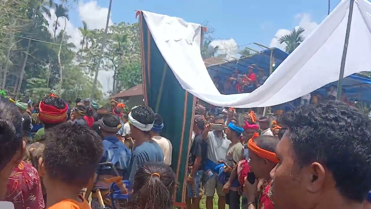 karang dalam acara soka pateba di rumah duka kalembu tillu.