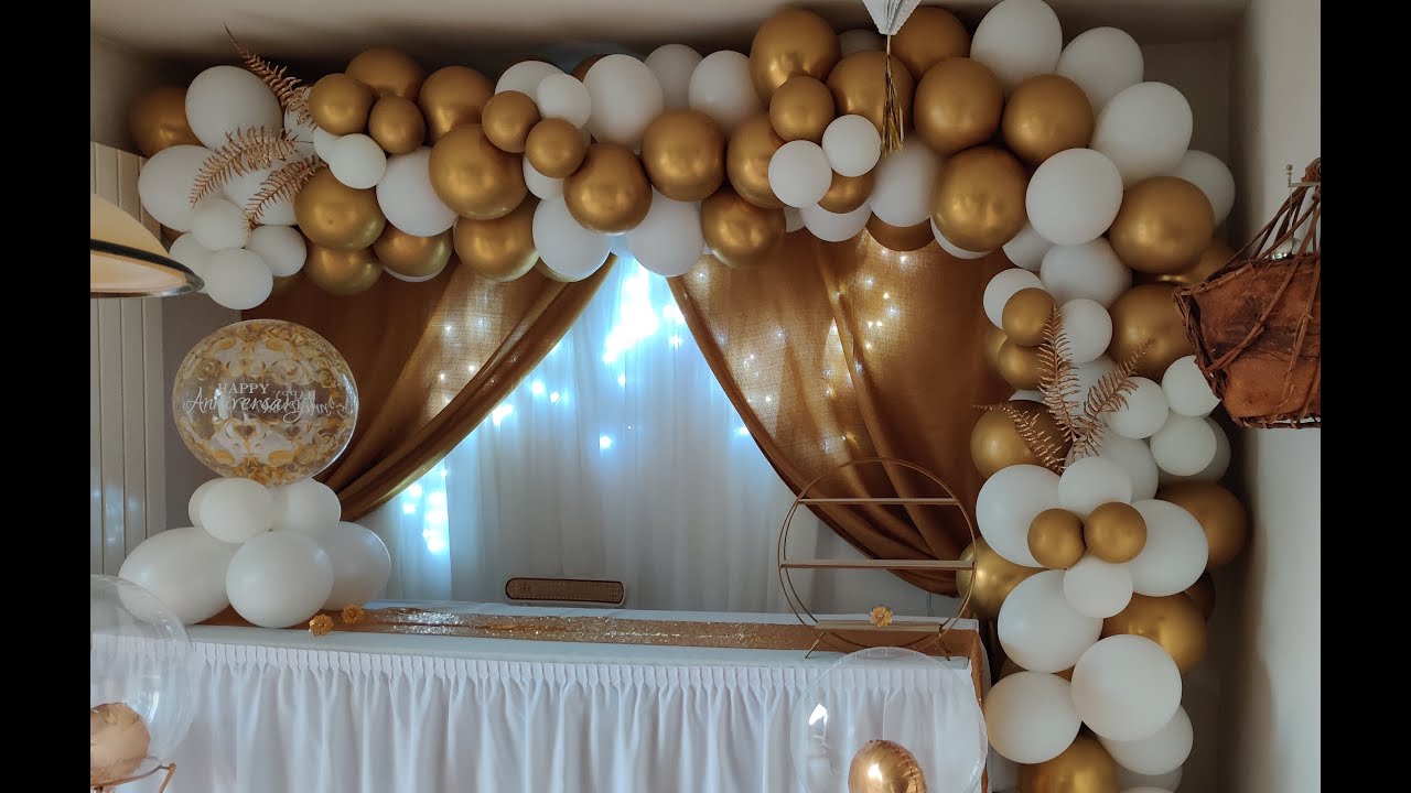 comment réaliser une déco anniversaire or et blanc arche de ballon 