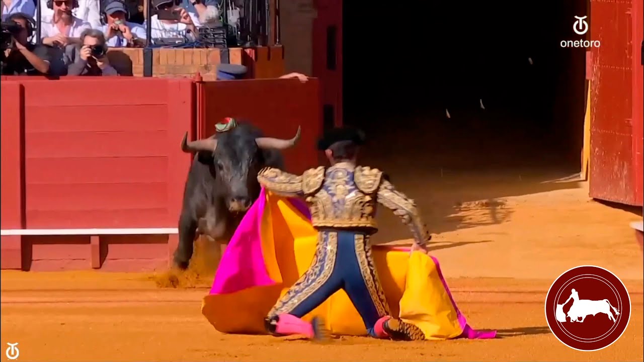 A porta Gayola, David Fandila El Fandi primer toro Feria de Abril Sevilla 21-04-2024