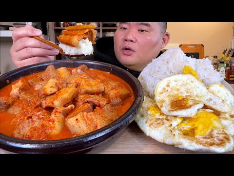 흑돼지 매운김치찌개 + 4라이 + <strong>쌀밥</strong> 반찬이 필요없는 조합 입니다 MUKBANG